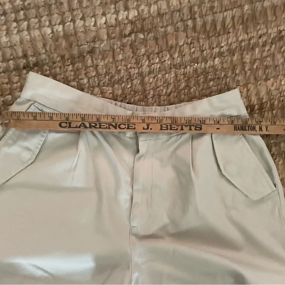 GAP Women’s Cream Shorts  size 12
